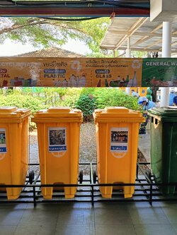 แท่นวางถังขยะ กทม. 120 ลิตร ขนาด 4 ช่อง มีป้ายแผงหลัง