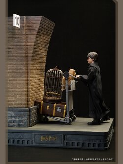 [พร้อมส่ง] mOjingToys Module series L004 1/6 : Harry Potter Platform Nine and Three-Quarters DIORAMA BASE] - L004C (ฉากชานชลา + รถเข็นกระเป๋าสัมภาระ)