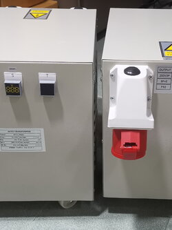 8KVA 3P 50/60Hz in400,380V / out200V[23Amp]220V[21Amp]+G+N พร้อม power plug 4ตัว [RM3-3A8]