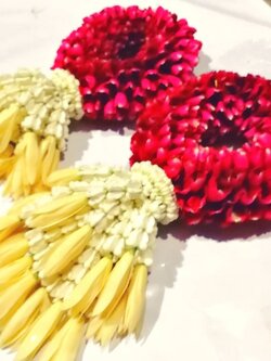 พวงมาลัยกลีบกุหลาบ