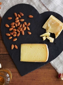 แผ่นหินชนวนทรงรูปหัวใจ