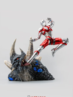 [สั่งจอง]Ultraman VS Black King 1/4 Statue [Standard Edition]