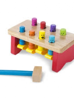 ชุดค้อนตอกรุ่นดีลักซ์ ตอกตัวนี้อีกตัวเด้งขึ้นมา ตัวตอกมาเป็นคู่ทั้งหมด 4 คู่ด้วยกัน ส่งเสริมทักษะกล้ามเนื้อมัดใหญ่สำหรับน้องเล็กๆ เรียนรู้ความสอดคล้องและการเป็นเหตุเป็นผล เรียนรู้เรื่องสี และ ส่งเสริมการฝึกบังคับมือได้เป็นอย่างดี สำหรับอายุ 2+ Years