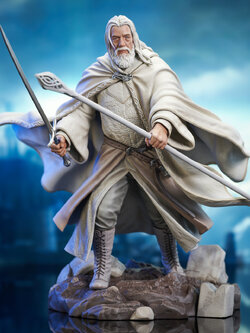 [พร้อมส่ง ] Diamaond select toys (PVC Statue)- Gandalf the White Deluxe Gallery Diorama [9"]
