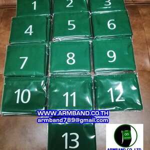 ปลอกแขนสีเขียวปักหมายเลขอารบิค