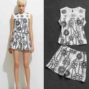 ชุดเสื้อกางเกงแบบเข้าชุด เสื้อแขนกุดปักแต่งเลื่อมคู่กางเกงขาสั้นผ้าพิมพ์ลาย