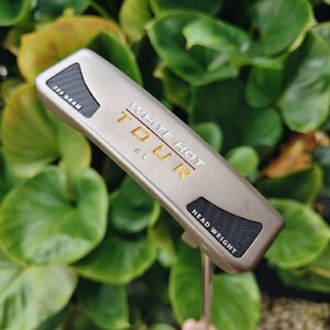 PUTTER ODYSSEY WHITE HOT TOUR #1 เสริมด้วยลวดลาย เพื่อเพิ่มการเกาะไลน์ของลูกอย่างดีเยี่ยม