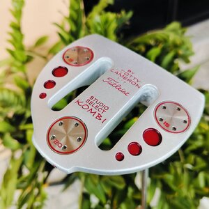 PUTTER SCOTTY CAMERON KOMBI ใช้เทคนิคหมุดถ่วงน้ำหนักสามจุด ที่เป็นเอกลักษณ์ เส้นเล็งสีแดงรูปตัว T และมีคอนทราสต์สูงช่วยจัดแนวลูกกอล์ฟอย่างง่ายดาย ไม้กอล์ฟพรีเมี่ยมมือสอง ของแท้ By NakaraLuxurious