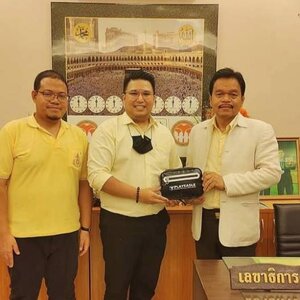 คุณเอก วรเดช ไชยนันทน์ CEO Nakara Luxurious มอบของที่ระลึก กระเป๋า PLAYEAGLE ให้แก่ ทนายประสิทธิ์ รักสลาม 🙏💛