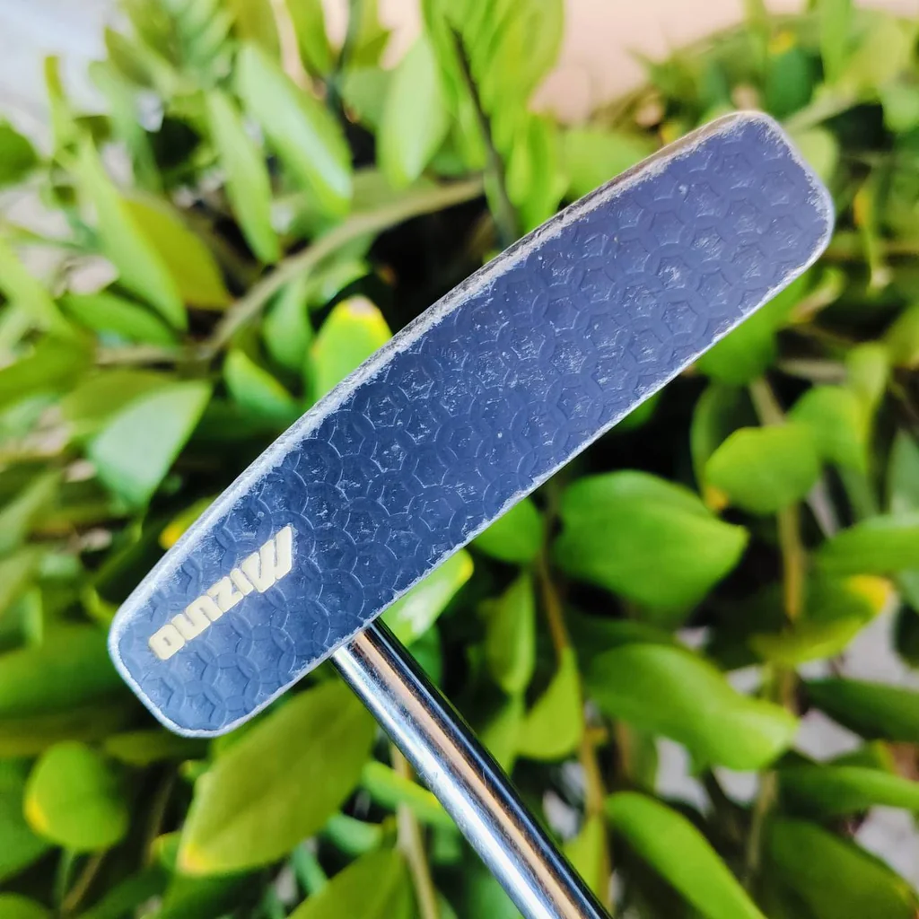 PUTTER MIZUNO BETTINARDI A02 เป็นพัตเตอร์ระดับมาสเตอร์ ยาว 34 นิ้ว หน้า MILLED ของ BETTINARD สุดเฉียบ เกาะไลน์อย่างมาก ไม้กอล์ฟพรีเมี่ยมมือสอง ของแท้ By NakaraLuxurious PUTTER MIZUNO BETTINARDI A02 เป็นพัตเตอร์ระดับมาสเตอร์ ยาว 34 นิ้ว หน้า MILLED ของ BETTINARD สุดเฉียบ เกาะไลน์อย่างมาก ไม้กอล์ฟพรีเมี่ยมมือสอง ของแท้ By NakaraLuxurious