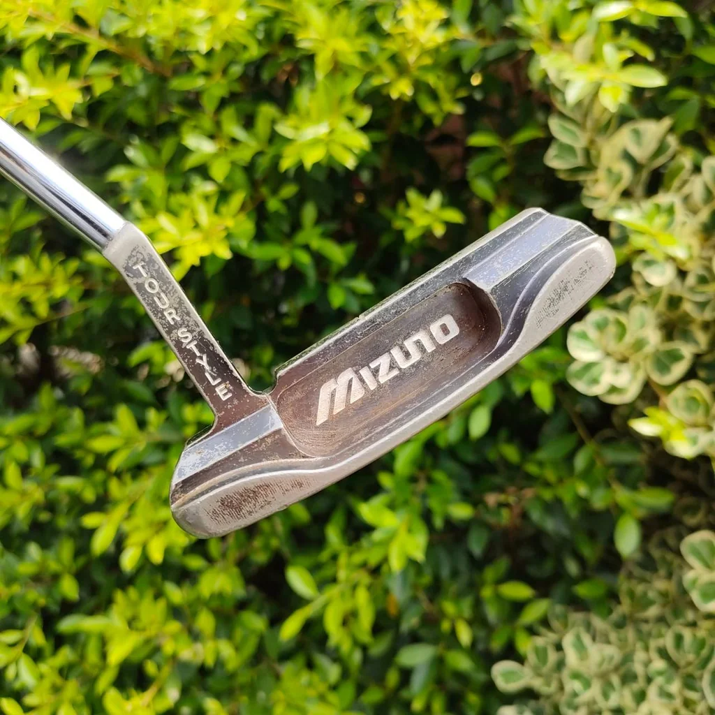 PUTTER MIZUNO DARE TO DREAM เป็นเหล็ก FORGED JAPAN หายากในพัตเตอร์ ความยาว 34 นิ้ว สุดยอดพัตเตอร์ลิมิเต็ด วัสดุสุดพรีเมี่ยม น้ำหนักดีมาก และหน้าสัมผัส เป็น MILLED เกาะไลน์มากแน่นอน พัตต์ดีมาก PUTTER MIZUNO DARE TO DREAM เป็นเหล็ก FORGED JAPAN หายากในพัตเตอร์ ความยาว 34 นิ้ว สุดยอดพัตเตอร์ลิมิเต็ด วัสดุสุดพรีเมี่ยม น้ำหนักดีมาก และหน้าสัมผัส เป็น MILLED เกาะไลน์มากแน่นอน พัตต์ดีมาก