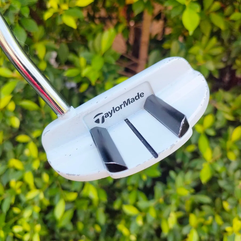PUTTER TAYLORMADE RAYLOR GHOST FO-72 ความยาว 34 นิ้ว มี COVER เดิมๆ ชดเชยความผิดพลาดสูงสุด กระจายน้ำหนักได้ดีมาก เส้นเล็งยาว เล็งง่าย หน้าสัมผัส PURE ROLL สุดยอดเกาะไลน์ ไม้กอล์ฟมือสอง ของแท้ BY NakaraLuxurious PUTTER TAYLORMADE RAYLOR GHOST FO-72 ความยาว 34 นิ้ว มี COVER เดิมๆ ชดเชยความผิดพลาดสูงสุด กระจายน้ำหนักได้ดีมาก เส้นเล็งยาว เล็งง่าย หน้าสัมผัส PURE ROLL สุดยอดเกาะไลน์ ไม้กอล์ฟมือสอง ของแท้ BY NakaraLuxurious