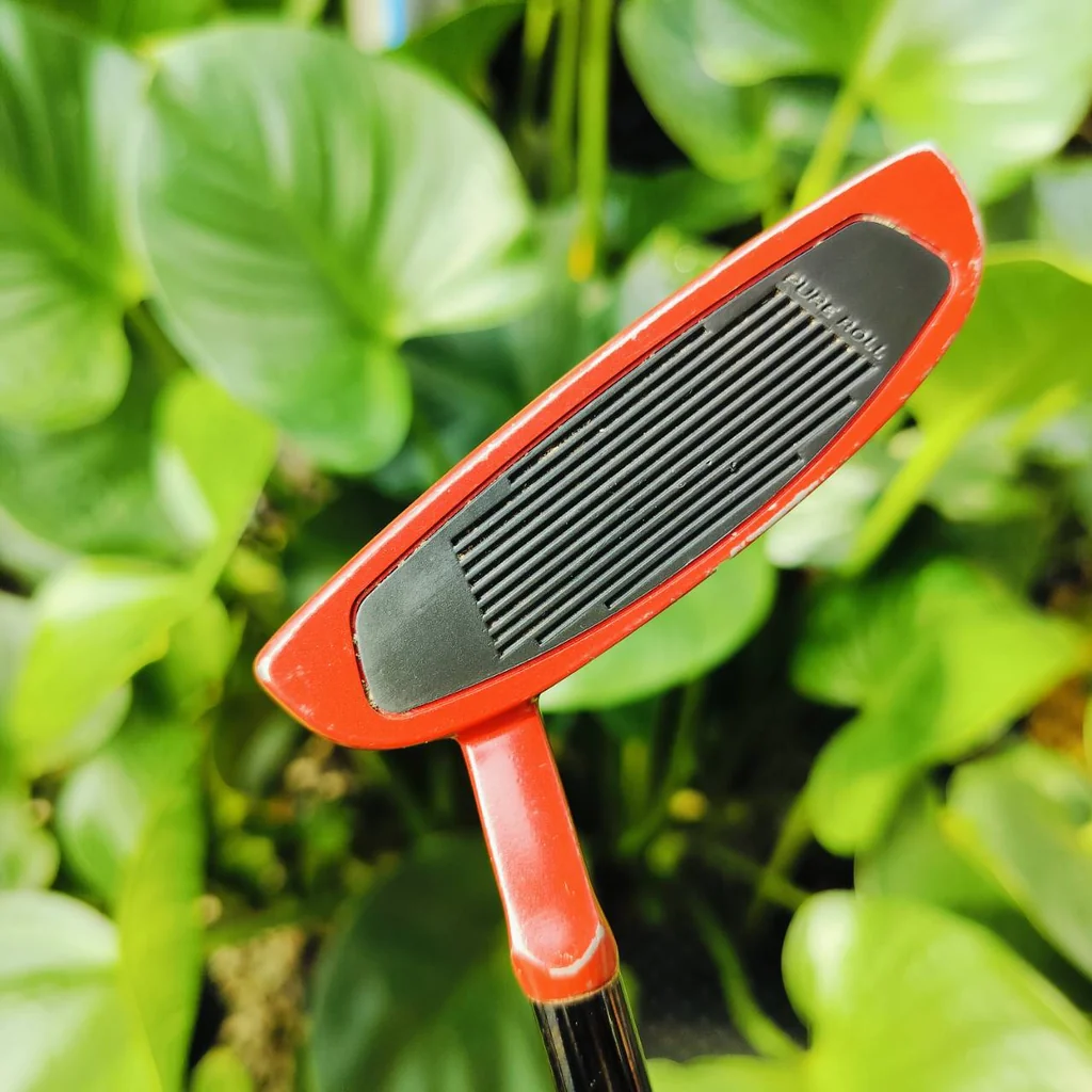 PUTTER TAYLORMADE SPIDER ความยาว 33 นิ้ว COVER แท้เดิม ชดเชยความผิดพลาดสูงสุด ออกแบบดีมาก สามารถไขปรับหมุดถ่วงน้ำหนักได้อีกด้วย หน้าสัมผัส PURE ROLL สุดยอดเกาะไลน์ ไม้กอล์ฟพรีเมี่ยมมือสอง ของแท้ By NakaraLuxurious