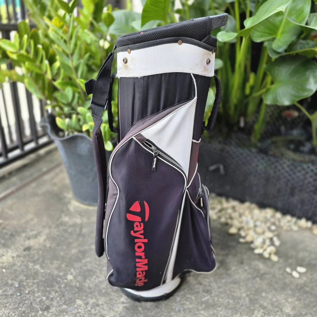 *** มีตำหนิ รูตรง COVER *** ถุงกอล์ฟ Taylormade ของแท้ มือสอง เป็นรุ่นแบบ 14 ช่องค่ะ *** มีตำหนิ รูตรง COVER *** ถุงกอล์ฟ Taylormade ของแท้ มือสอง เป็นรุ่นแบบ 14 ช่องค่ะ
