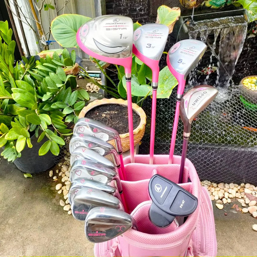 ** ไม้กอล์ฟครบชุดสสำหรับผู้หญิง ** FULLSET PROKENNEX SIGMA LADY มาพร้อมถุงกอล์ฟ สีชมพูหวานมากก ครบชุดพร้อมออกรอบได้เลย ไม้กอล์ฟมือสอง ของแท้ BY NakaraLuxurious ** ไม้กอล์ฟครบชุดสสำหรับผู้หญิง ** FULLSET PROKENNEX SIGMA LADY มาพร้อมถุงกอล์ฟ สีชมพูหวานมากก ครบชุดพร้อมออกรอบได้เลย ไม้กอล์ฟมือสอง ของแท้ BY NakaraLuxurious