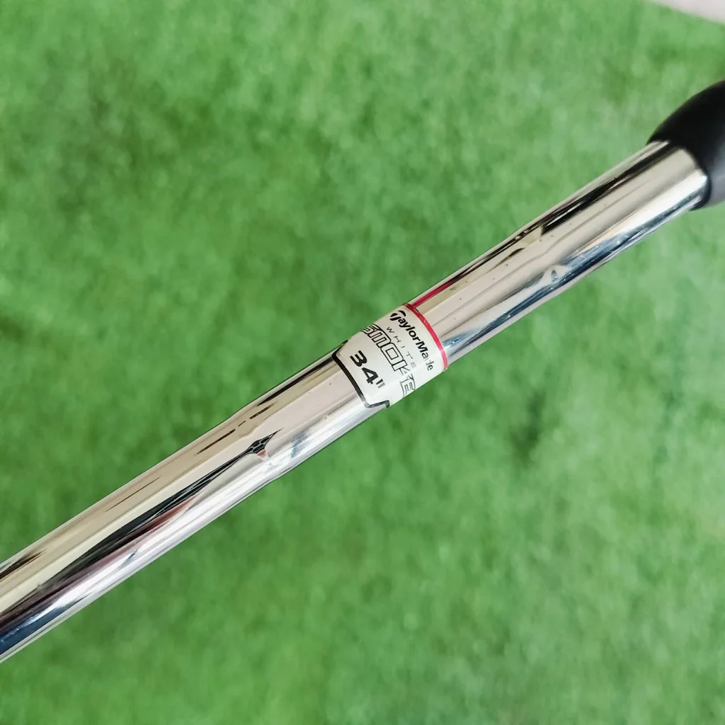 พัตเตอร์ TaylorMade White Smoke MC-72 ความยาว 34 นิ้ว เป็นไม้พัตเตอร์รุ่นยอดนิยมที่ออกแบบมาเพื่อช่วยให้นักกอล์ฟเล็งลูกได้แม่นยำและพัตต์ได้อย่างราบรื่น ไม้กอล์ฟพรีเมี่ยมมือสอง ของแท้ By NakaraLuxurious พัตเตอร์ TaylorMade White Smoke MC-72 ความยาว 34 นิ้ว เป็นไม้พัตเตอร์รุ่นยอดนิยมที่ออกแบบมาเพื่อช่วยให้นักกอล์ฟเล็งลูกได้แม่นยำและพัตต์ได้อย่างราบรื่น ไม้กอล์ฟพรีเมี่ยมมือสอง ของแท้ By NakaraLuxurious