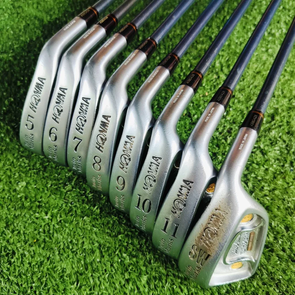 ชุดเหล็ก HONMA Twin Marks Feather & Feather ในตำนาน มีสองเหรียญที่เป็นเอกลักษณ์ เป็นซีรี่พรีเมี่ยมของ HONMA ก้าน DORIC TITANIUM *1 ดาว* ไม้กอล์ฟพรีเมี่ยมญี่ปุ่นมือสอง ของแท้ By NakaraLuxurious ชุดเหล็ก HONMA Twin Marks Feather & Feather ในตำนาน มีสองเหรียญที่เป็นเอกลักษณ์ เป็นซีรี่พรีเมี่ยมของ HONMA ก้าน DORIC TITANIUM *1 ดาว* ไม้กอล์ฟพรีเมี่ยมญี่ปุ่นมือสอง ของแท้ By NakaraLuxurious