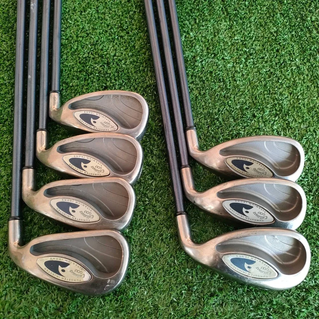 ชุดเหล็ก CALLAWAY HAWK EYE มีเหล็ก 6-9 เเละ PW AW SW ก้าน GBB HAWK EYE UL FLEX R ** กริฟ ไม่ค่อยดีนะครับ ** ชุดนี้เป็นตัว TOP ที่แพงสุดๆ ของแบรนด์ Callaway ในตอนนั้น ที่เป็นชุดที่บอกว่าตีไฟแล็บ เพราะทำจากวัสดุไทเทเนี่ยม หน้าเด้ง ซึ่งหายากมากแม้ในปัจจุบันน