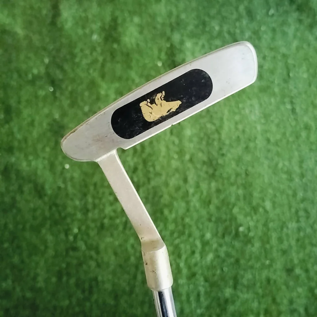 Nicklaus Signature Series Putter ความยาว 35.75 นิ้ว!!! หน้าสัมผัสพิเศษ ตราสัญลักษณ์ GOLDREN BEAR สุดเท่และยังช่วยให้เกาะไลน์อย่างมาก ไม้กอล์ฟพรีเมี่ยมมือสอง ของแท้ By NakaraLuxurious Nicklaus Signature Series Putter ความยาว 35.75 นิ้ว!!! หน้าสัมผัสพิเศษ ตราสัญลักษณ์ GOLDREN BEAR สุดเท่และยังช่วยให้เกาะไลน์อย่างมาก ไม้กอล์ฟพรีเมี่ยมมือสอง ของแท้ By NakaraLuxurious