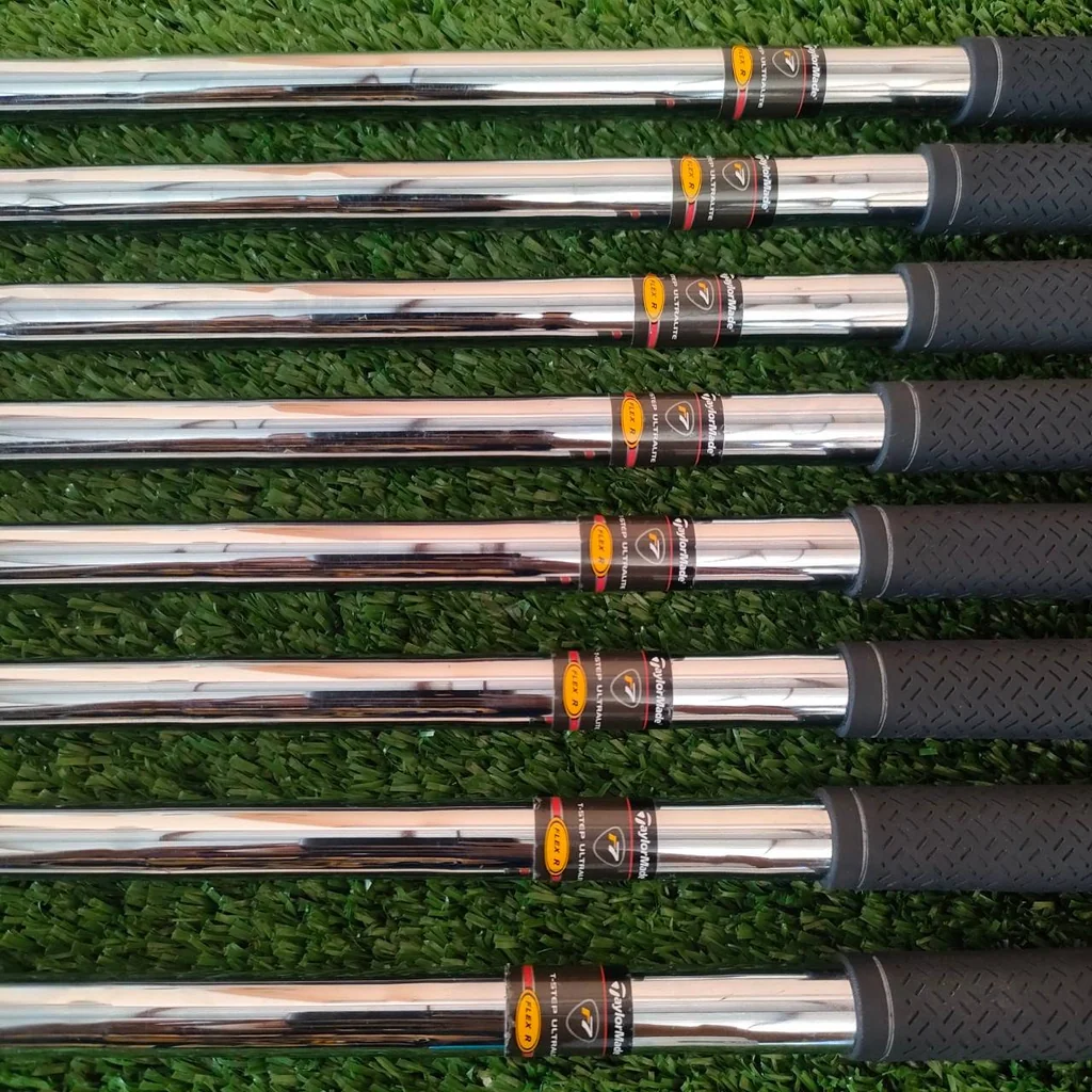ชุดเหล็ก TAYLORMADE r7 XD มีเหล็ก 3-9 เเละ PW ก้าน TAYLORMADE FLEX R รุ่น XD เป็นรุ่นหน้าเด้งนะครับ ที่หน้าไม้จะมีแผ่นไทเทเนียมอีก 1 ชั้นครับ สังเกตที่รูปหน้าไม้ จะมีขอบแผ่นอยู่ครับ ทำให้ชุดนี้ทั้งตีง่ายและตีไกลแบบจัดๆ ไม่ต้องส่งมาก็สามารถตีได้ดีครับ