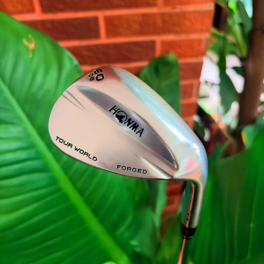 WEDGE Honma TOUR WORLD FORGED 60° ควบคุมสปินรอบกรีนได้อย่างเฉียบคมเพื่อการหยุดลูกในทุกสถานการณ์ WEDGE Honma TOUR WORLD FORGED 60° ควบคุมสปินรอบกรีนได้อย่างเฉียบคมเพื่อการหยุดลูกในทุกสถานการณ์