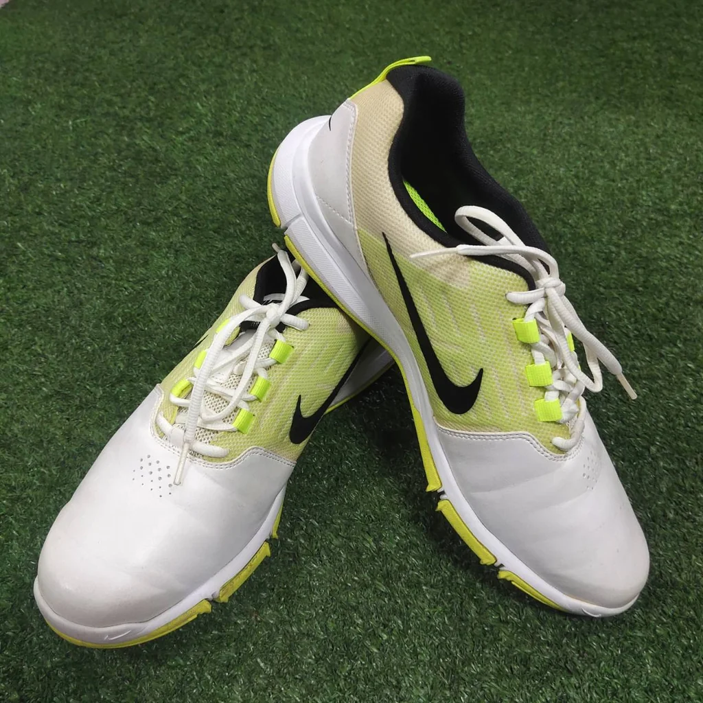 รองเท้ากอล์ฟ NIKE ของแท้ มือสอง เบอร์ 9 US สีขาวตัดกับเขียวสะท้อนแสง สีสวยมาก รองเท้ากอล์ฟ NIKE ของแท้ มือสอง เบอร์ 9 US สีขาวตัดกับเขียวสะท้อนแสง สีสวยมาก