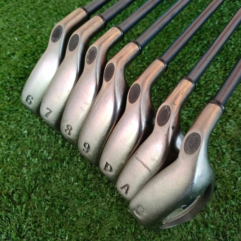 ชุดเหล็ก CALLAWAY HAWK EYE มีเหล็ก 6-9 เเละ PW AW SW ก้าน GBB HAWK EYE UL FLEX R ** กริฟ ไม่ค่อยดีนะครับ ** ชุดนี้เป็นตัว TOP ที่แพงสุดๆ ของแบรนด์ Callaway ในตอนนั้น ที่เป็นชุดที่บอกว่าตีไฟแล็บ เพราะทำจากวัสดุไทเทเนี่ยม หน้าเด้ง ซึ่งหายากมากแม้ในปัจจุบันน