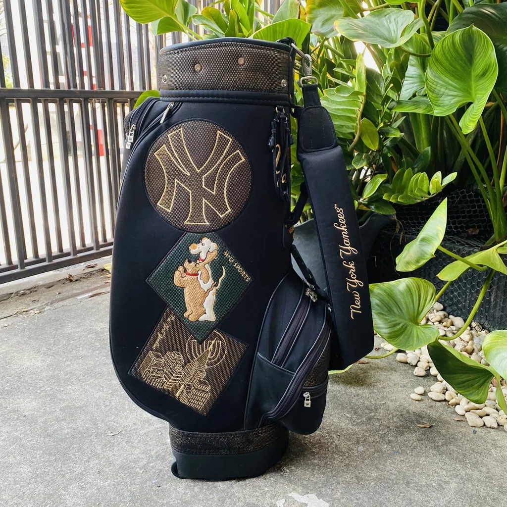 ถุงกอล์ฟ NY NEW YORK YANKEES ⛳🗽 มีมือจับ และ ล้อลาก เท่จัด โดดเด่นสุดในสนาม 😎🔥 สายสตรีทต้องโดน 🎯 ถุงกอล์ฟ NY NEW YORK YANKEES ⛳🗽 มีมือจับ และ ล้อลาก เท่จัด โดดเด่นสุดในสนาม 😎🔥 สายสตรีทต้องโดน 🎯