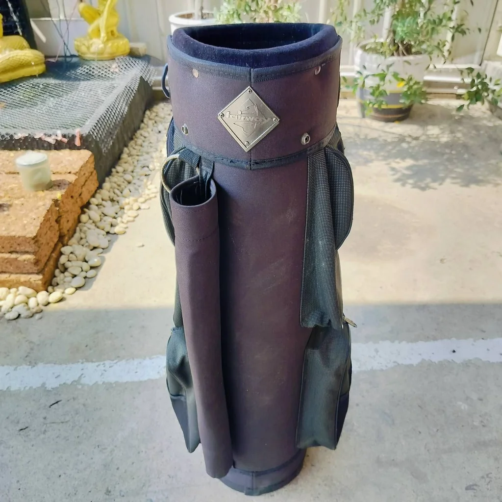 ถุงกอล์ฟ Fairway มีช่องแยก สำหรับใส่หัวไม้ สภาพปานกลาง ซิป สายสะพาย ใช้ได้หมดค่ะ ถุงกอล์ฟ Fairway มีช่องแยก สำหรับใส่หัวไม้ สภาพปานกลาง ซิป สายสะพาย ใช้ได้หมดค่ะ