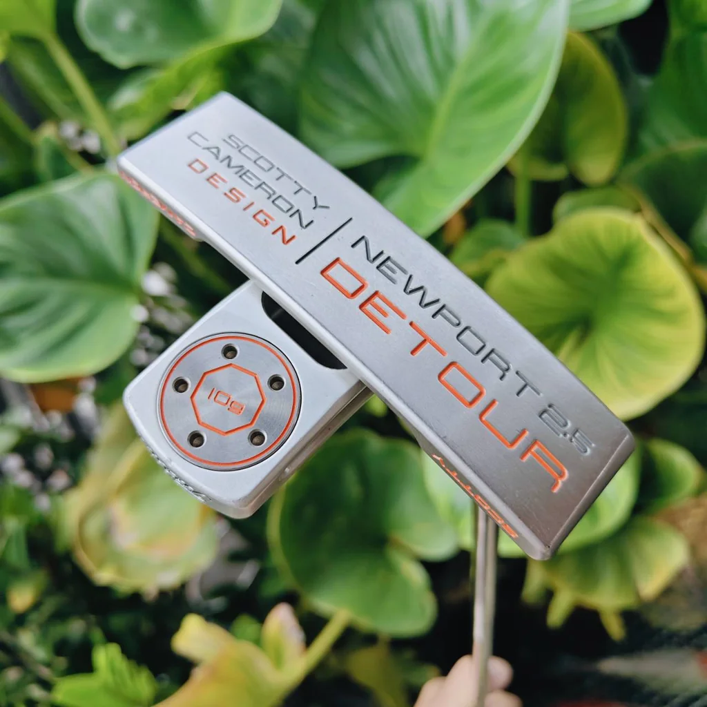 SCOTTY CAMERON Newport 2.5 Detour – พัตเตอร์ระดับตำนานจาก TITLEIST! SCOTTY CAMERON Newport 2.5 Detour – พัตเตอร์ระดับตำนานจาก TITLEIST!