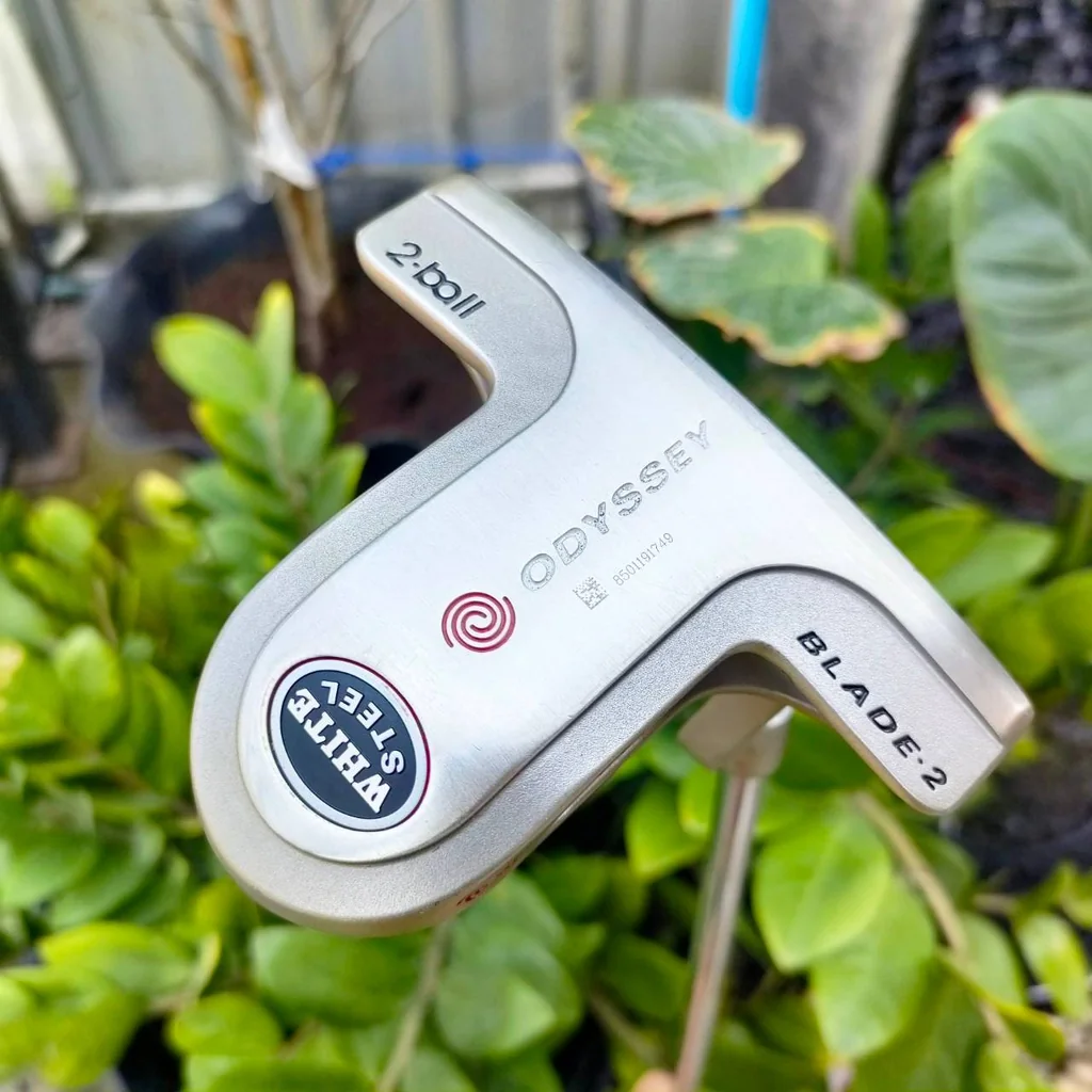 PUTTER ODYSSEY 2-BALL WHITE STEEL BLADE-2 ความยาว 34 นิ้ว **กริฟเสื่อมสภาพ** รุ่นนี้น่าเล่น หน้าไม้เป็น STEEL ช่วยในเรื่องการเกาะไลน์ขึ้นมาก ไม้กอล์ฟพรีเมี่ยมมือสอง By NakaraLuxurious PUTTER ODYSSEY 2-BALL WHITE STEEL BLADE-2 ความยาว 34 นิ้ว **กริฟเสื่อมสภาพ** รุ่นนี้น่าเล่น หน้าไม้เป็น STEEL ช่วยในเรื่องการเกาะไลน์ขึ้นมาก ไม้กอล์ฟพรีเมี่ยมมือสอง By NakaraLuxurious