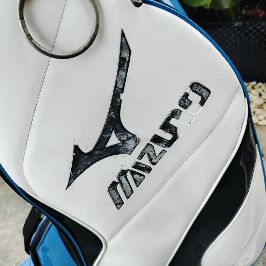 ถุงกอล์ฟ MIZUNO มือสอง ของแท้ สีน้ำเงินเอกลักษณ์ของ MIZUNO เลย วัสดุหนังแก้วสวยมาก ดูแลรักษาง่าย ถุงกอล์ฟ MIZUNO มือสอง ของแท้ สีน้ำเงินเอกลักษณ์ของ MIZUNO เลย วัสดุหนังแก้วสวยมาก ดูแลรักษาง่าย