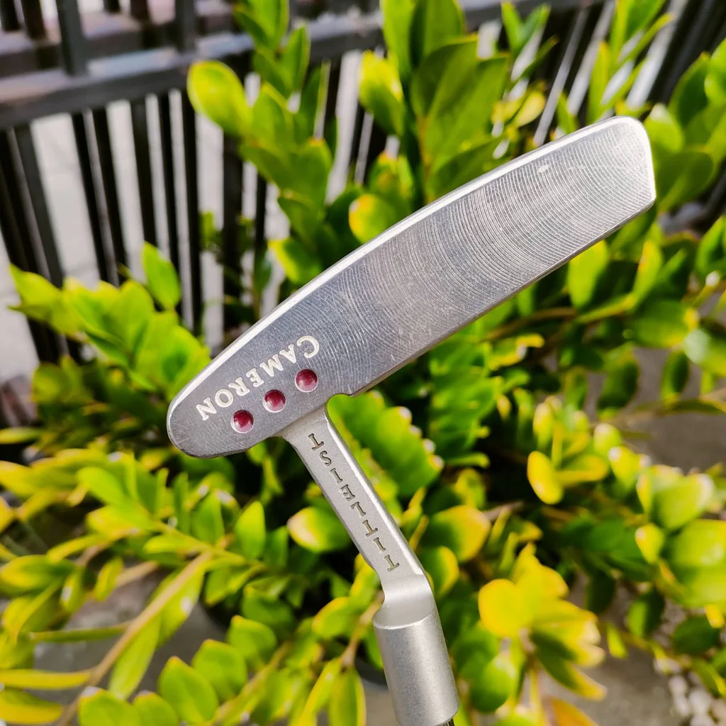 Scotty Cameron PRO PLATINUM NEWPORT MIL-SPEC ออกแบบให้พอดีกับนักกอล์ฟได้มากที่สุดโดยไม่ต้องไปที่สตูดิโอของ Scotty ไม้กอล์ฟพรีเมี่ยมมือสอง ของแท้ By NakaraLuxurious Scotty Cameron PRO PLATINUM NEWPORT MIL-SPEC ออกแบบให้พอดีกับนักกอล์ฟได้มากที่สุดโดยไม่ต้องไปที่สตูดิโอของ Scotty ไม้กอล์ฟพรีเมี่ยมมือสอง ของแท้ By NakaraLuxurious