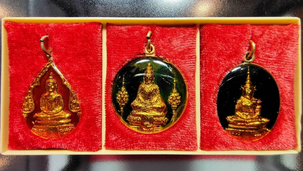 เหรียญพระแก้วมรกต 3ฤดู (ลงยา) วัดพระเชตุพน ปี2524 เหรียญพระแก้วมรกต 3ฤดู (ลงยา) วัดพระเชตุพน ปี2524