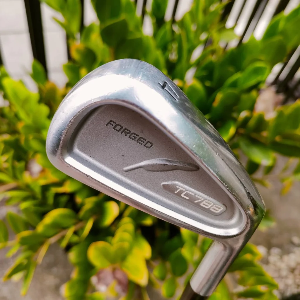 เหล็ก 4 FOURTEEN TC-788 เป็นเหล็ก FORGED จาก ENDO และใช้เนื้อวัสดุเยอะมากเพื่อทำเป็น CAVITY ชดเชยความผิดพลาดได้ดี ไม้กอล์ฟพรีเมี่ยมมือสอง ของแท้ By NakaraLuxurious เหล็ก 4 FOURTEEN TC-788 เป็นเหล็ก FORGED จาก ENDO และใช้เนื้อวัสดุเยอะมากเพื่อทำเป็น CAVITY ชดเชยความผิดพลาดได้ดี ไม้กอล์ฟพรีเมี่ยมมือสอง ของแท้ By NakaraLuxurious