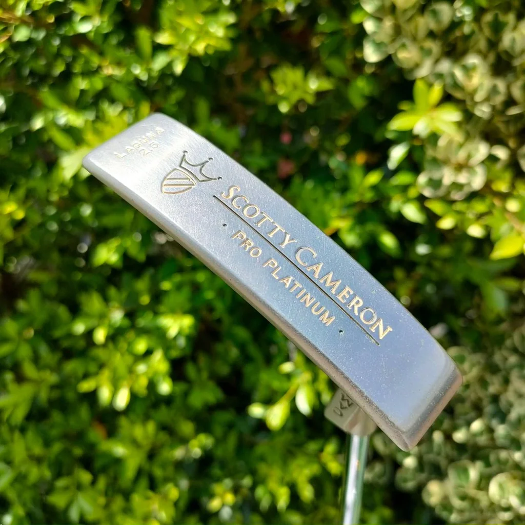 PUTTER TITLEIST SCOTTY CAMERON PRO PLATINUM ความยาว 35 นิ้ว สวยมากๆ เดิมๆ มี COVER เดิมมาพร้อมครับ รุ่นนี้วัสดุพรีเมี่ยม คุณภาพพรีเมี่ยมมากๆ หน้าสัมผัสดีแบบสุดๆ เกาะไลน์มาก น้ำหนักดีมากครับ PUTTER TITLEIST SCOTTY CAMERON PRO PLATINUM ความยาว 35 นิ้ว สวยมากๆ เดิมๆ มี COVER เดิมมาพร้อมครับ รุ่นนี้วัสดุพรีเมี่ยม คุณภาพพรีเมี่ยมมากๆ หน้าสัมผัสดีแบบสุดๆ เกาะไลน์มาก น้ำหนักดีมากครับ