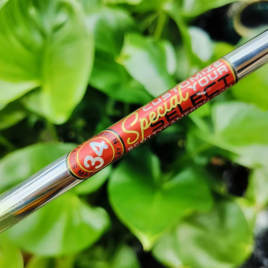 PUTTER SCOTTY CAMERON SPECIAL SELECT NEWPORT 2.5 ออกแบบโดยใช้สีแบบสเตนเลสดิบที่มีเอกลักษณ์ มีความสว่างที่โดดเด่น แต่ไม่สะท้อนแสง ด้านหลังพัตเตอร์ตกแต่งด้วยจุดสามจุดที่เป็นเอกลักษณ์ของ Scotty ไม้กอล์ฟพรีเมี่ยมมือสอง ของแท้ By NakaraLuxurious PUTTER SCOTTY CAMERON SPECIAL SELECT NEWPORT 2.5 ออกแบบโดยใช้สีแบบสเตนเลสดิบที่มีเอกลักษณ์ มีความสว่างที่โดดเด่น แต่ไม่สะท้อนแสง ด้านหลังพัตเตอร์ตกแต่งด้วยจุดสามจุดที่เป็นเอกลักษณ์ของ Scotty ไม้กอล์ฟพรีเมี่ยมมือสอง ของแท้ By NakaraLuxurious