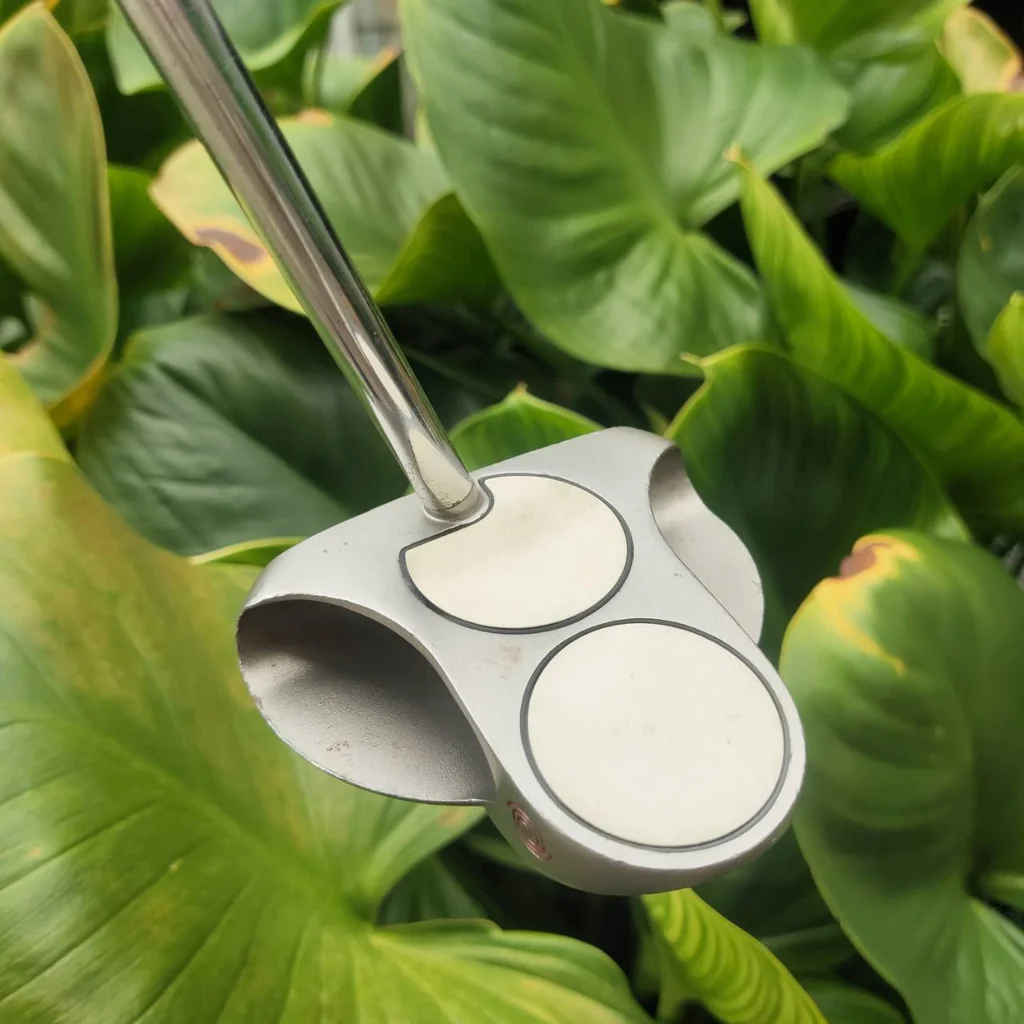 PUTTER ODYSSEY 2-BALL หน้า XG เป็นแบบ CS ก้านเสียบแบบ CENTER แผ่นอินเสิร์ตแบบหลายชั้นที่ให้ความรู้สึกนุ่มนวลและการควบคุมระยะที่ยอดเยี่ยม PUTTER ODYSSEY 2-BALL หน้า XG เป็นแบบ CS ก้านเสียบแบบ CENTER แผ่นอินเสิร์ตแบบหลายชั้นที่ให้ความรู้สึกนุ่มนวลและการควบคุมระยะที่ยอดเยี่ยม