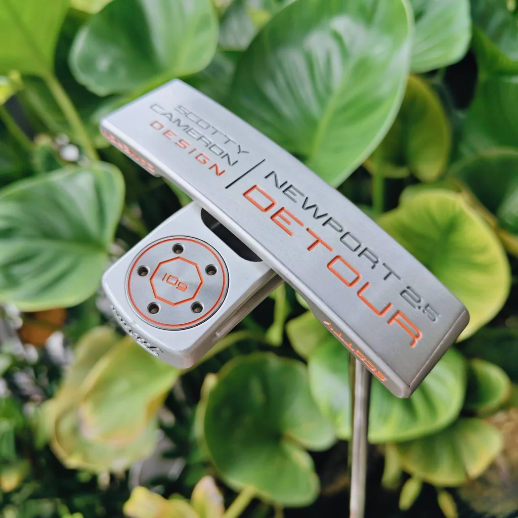 SCOTTY CAMERON Newport 2.5 Detour – พัตเตอร์ระดับตำนานจาก TITLEIST! SCOTTY CAMERON Newport 2.5 Detour – พัตเตอร์ระดับตำนานจาก TITLEIST!