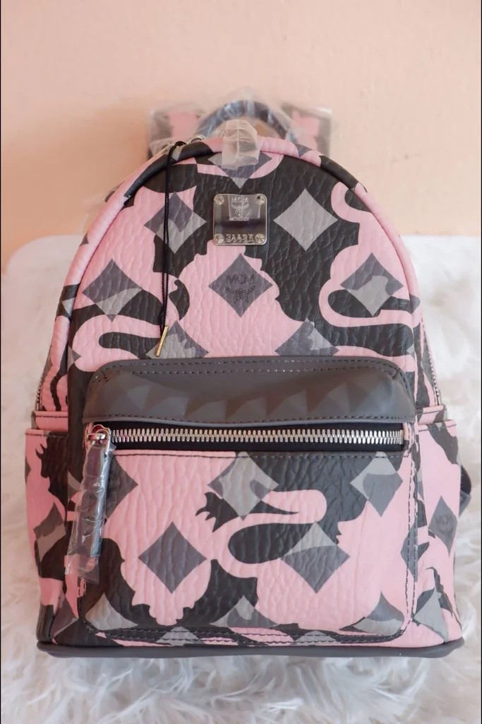 NAKARA LUXURIOUS ของใหม่ กระเป๋าเป้ MCM ของแท้ ลายทหาร สีชมพู รุ่นลิมิเต็ด Size Mini มีการ์ด NAKARA LUXURIOUS ของใหม่ กระเป๋าเป้ MCM ของแท้ ลายทหาร สีชมพู รุ่นลิมิเต็ด Size Mini มีการ์ด