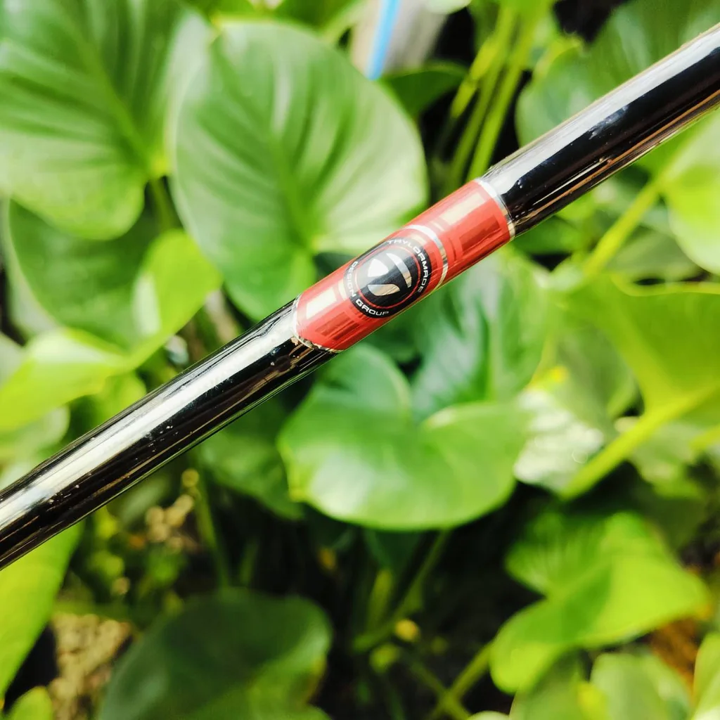 PUTTER TAYLORMADE SPIDER ความยาว 33 นิ้ว COVER แท้เดิม ชดเชยความผิดพลาดสูงสุด ออกแบบดีมาก สามารถไขปรับหมุดถ่วงน้ำหนักได้อีกด้วย หน้าสัมผัส PURE ROLL สุดยอดเกาะไลน์ ไม้กอล์ฟพรีเมี่ยมมือสอง ของแท้ By NakaraLuxurious