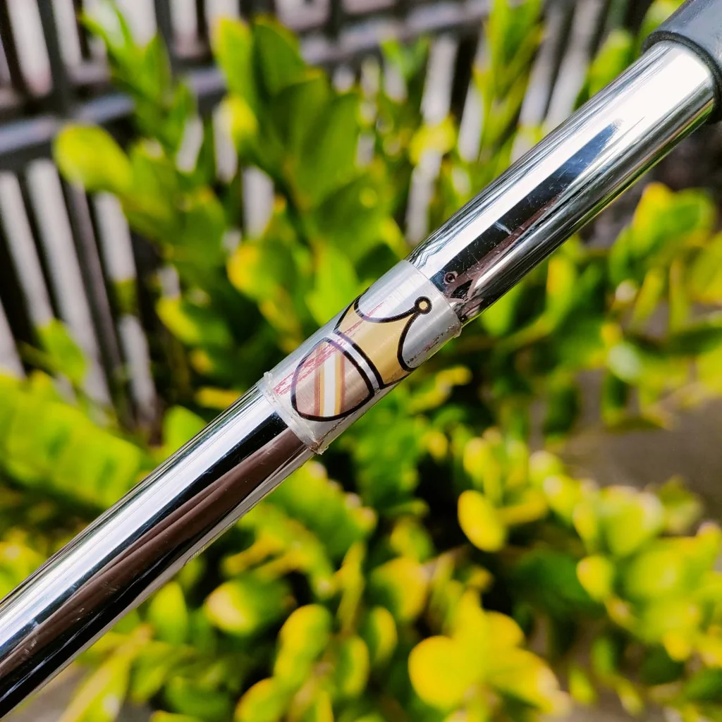Scotty Cameron PRO PLATINUM NEWPORT MIL-SPEC ออกแบบให้พอดีกับนักกอล์ฟได้มากที่สุดโดยไม่ต้องไปที่สตูดิโอของ Scotty ไม้กอล์ฟพรีเมี่ยมมือสอง ของแท้ By NakaraLuxurious Scotty Cameron PRO PLATINUM NEWPORT MIL-SPEC ออกแบบให้พอดีกับนักกอล์ฟได้มากที่สุดโดยไม่ต้องไปที่สตูดิโอของ Scotty ไม้กอล์ฟพรีเมี่ยมมือสอง ของแท้ By NakaraLuxurious