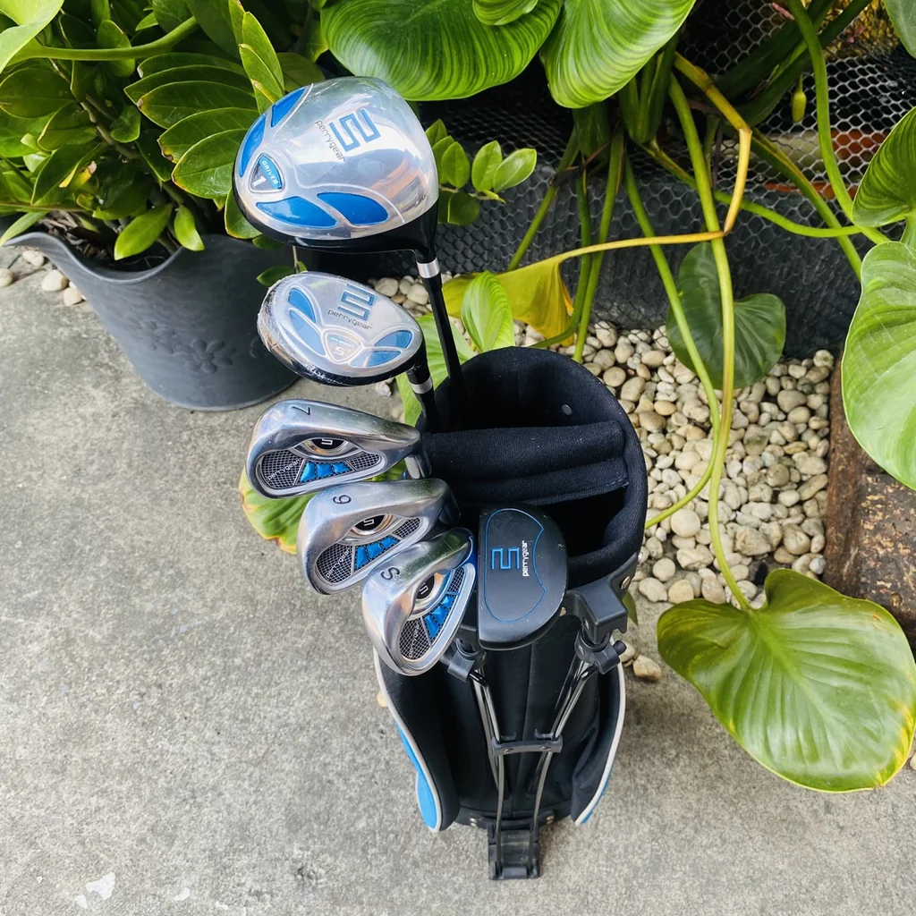 ชุดไม้กอล์ฟเด็ก PERRYGEAR ⛳ สำหรับน้องส่วนสูง 115–135 ซม. ในชุดครบ Driver+Hybrid เหล็ก7+9+S+Putte🎒 ชุดไม้กอล์ฟเด็ก PERRYGEAR ⛳ สำหรับน้องส่วนสูง 115–135 ซม. ในชุดครบ Driver+Hybrid เหล็ก7+9+S+Putte🎒
