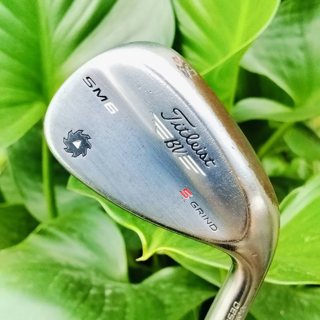 WEDGE Titleist SM6 องศา 54 BONCE 10 S Grind . S GRIND แรงบันดาลใจจาก สตีฟ สตริคเกอร์ เล่นได้ดีที่สุดในการตีแบบหน้าไม้สแควร์ และให้ความหลากหลายในการเล่น มากกว่า F Grind เหมาะการเล่นลูกสั้นด้วยกลไกการสวิงที่เรียบง่าย ไม้กอล์ฟพรีเมี่ยมญี่ปุ่นมือสอง ของแท้ By WEDGE Titleist SM6 องศา 54 BONCE 10 S Grind . S GRIND แรงบันดาลใจจาก สตีฟ สตริคเกอร์ เล่นได้ดีที่สุดในการตีแบบหน้าไม้สแควร์ และให้ความหลากหลายในการเล่น มากกว่า F Grind เหมาะการเล่นลูกสั้นด้วยกลไกการสวิงที่เรียบง่าย ไม้กอล์ฟพรีเมี่ยมญี่ปุ่นมือสอง ของแท้ By