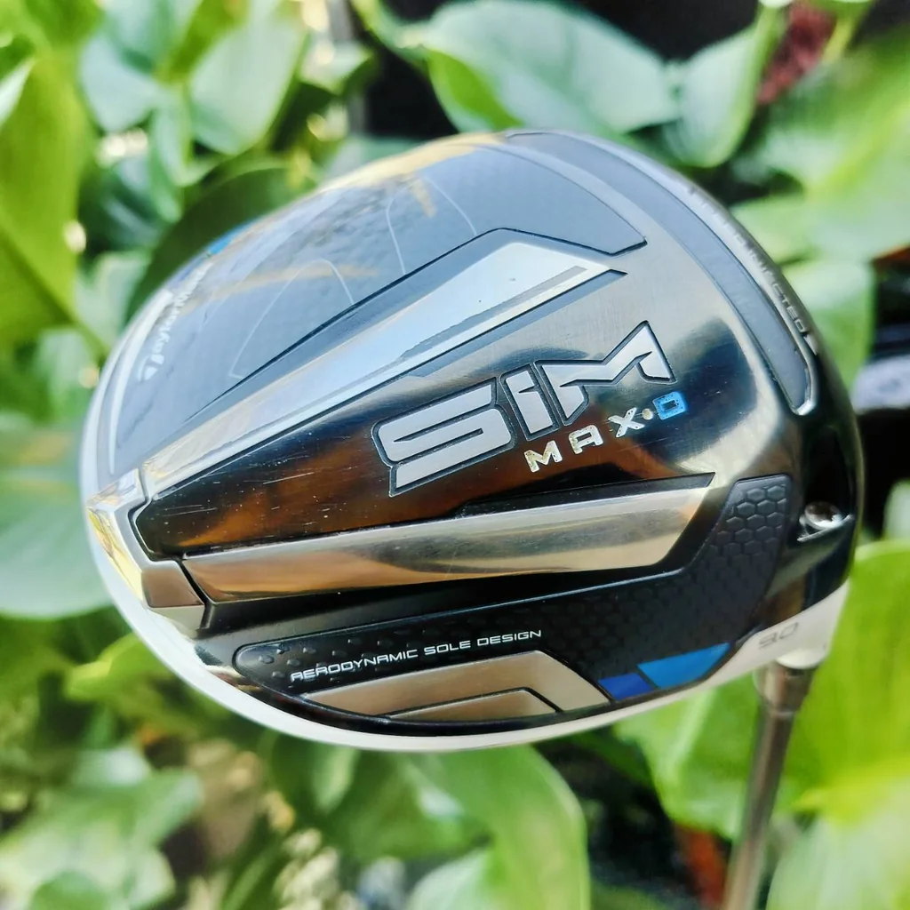 Driver Taylormade SIM MAX D (Draw Type) แก้ปัญหาตีเฟดโดยเฉพาะ ก้าน TOUR AD IZ5 FLEX S ช่วยชดเชยความผิดพลาดเมื่อตีลูกไม่โดนกลางหน้าไม้ ทำให้ได้วิถีลูกที่ตรง และแม่นยำสู่เป้าหมายมากขึ้น ไม้กอล์ฟพรีเมี่ยมมือสอง ของแท้ By NakaraLuxurious Driver Taylormade SIM MAX D (Draw Type) แก้ปัญหาตีเฟดโดยเฉพาะ ก้าน TOUR AD IZ5 FLEX S ช่วยชดเชยความผิดพลาดเมื่อตีลูกไม่โดนกลางหน้าไม้ ทำให้ได้วิถีลูกที่ตรง และแม่นยำสู่เป้าหมายมากขึ้น ไม้กอล์ฟพรีเมี่ยมมือสอง ของแท้ By NakaraLuxurious