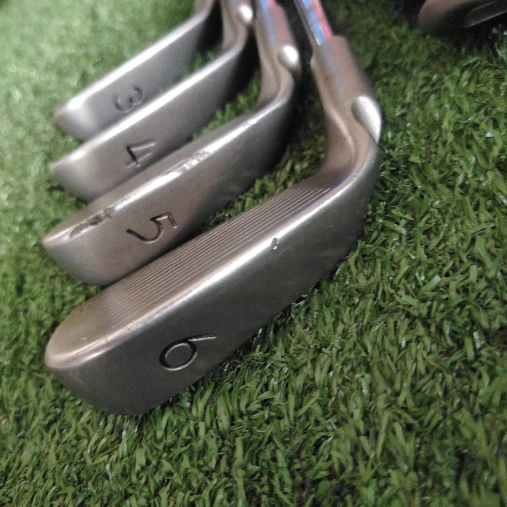 ชุดเหล็ก PING i3+ BLADE Offset น้อย: ช่วยนักกอล์ฟที่เก่งกว่าในการ “pick” ลูกจาก fairway แคบได้ง่าย