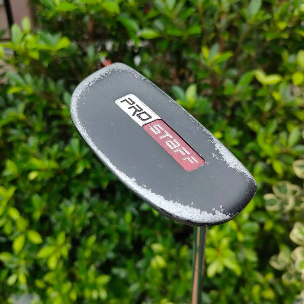 PUTTER WILSON PRO STAFF ความยาว 34 นิ้ว เป็นซีรี่แข่ง ของแบรนด์ WILSON ทรงซาลาเปา มาตรฐานสูงครับ มอลเล็ต พัตต์ง่าย หน้าสัมผัสดีมากครับ PUTTER WILSON PRO STAFF ความยาว 34 นิ้ว เป็นซีรี่แข่ง ของแบรนด์ WILSON ทรงซาลาเปา มาตรฐานสูงครับ มอลเล็ต พัตต์ง่าย หน้าสัมผัสดีมากครับ