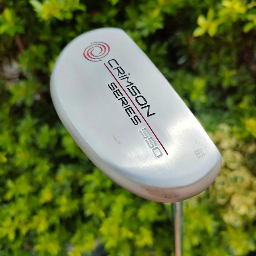 PUTTER ODYSSEY CRIMSON SERIES 550 ความยาว 34 นิ้ว ก้าน ODYSSEY ** กริฟเสื่อมสภาพ ** ** มาพร้อม COVER ตรงรุ่น!!! *** ทรงมอลเล็ต พัตต์ง่าย มีเส้นเล็ง ด้านหลังสองเส้น ดีมาก!! ไม้กอล์ฟมือสอง ของแท้ BY NakaraLuxurious