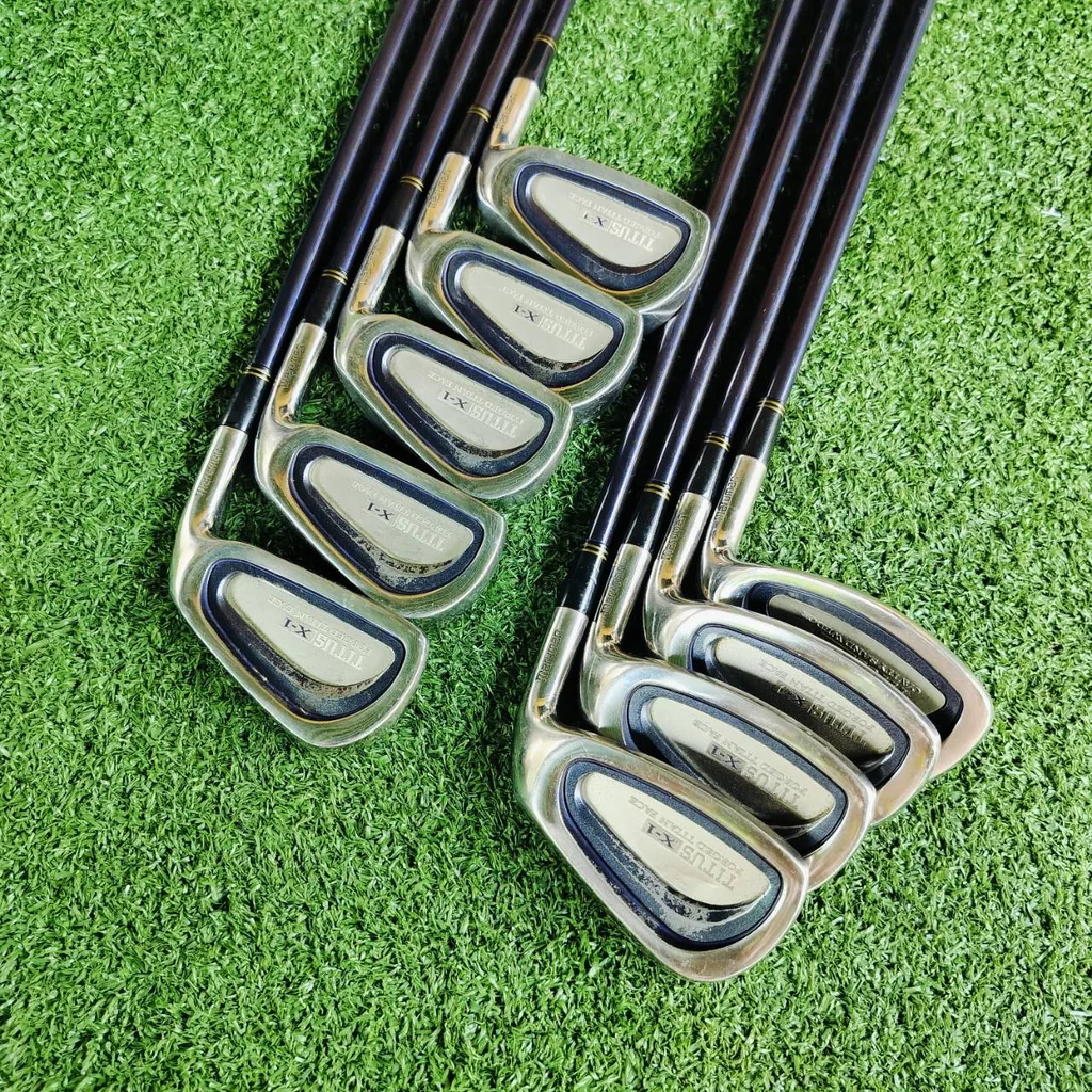ชุดเหล็กหน้าเด้ง!!! ตีไกลมาก!!! MARUMAN TITUS X1 FORGED TITANIUM FACE มีแผ่น FORGED TITANIUM ที่หน้าไม้ ดูจากรูปหน้าไม้จะเห็นแผ่นเด้งเลย ไม้กอล์ฟพรีเมี่ยมมือสอง ของแท้ By NakaraLuxurious ชุดเหล็กหน้าเด้ง!!! ตีไกลมาก!!! MARUMAN TITUS X1 FORGED TITANIUM FACE มีแผ่น FORGED TITANIUM ที่หน้าไม้ ดูจากรูปหน้าไม้จะเห็นแผ่นเด้งเลย ไม้กอล์ฟพรีเมี่ยมมือสอง ของแท้ By NakaraLuxurious