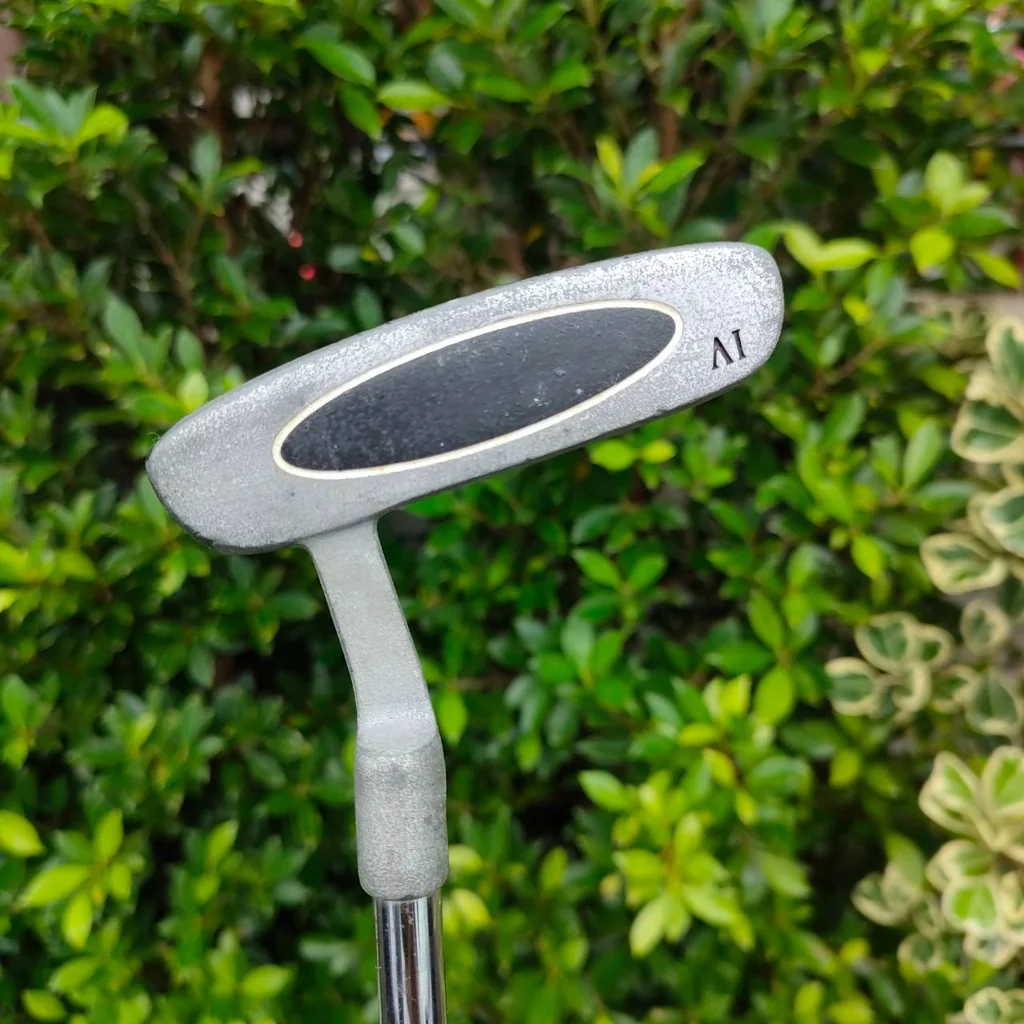 PUTTER WILSON PRO STAFF ความยาว 34 นิ้ว เป็นซีรี่แข่ง ของแบรนด์ WILSON ทรงซาลาเปา มาตรฐานสูงครับ มอลเล็ต พัตต์ง่าย หน้าสัมผัสดีมากครับ PUTTER WILSON PRO STAFF ความยาว 34 นิ้ว เป็นซีรี่แข่ง ของแบรนด์ WILSON ทรงซาลาเปา มาตรฐานสูงครับ มอลเล็ต พัตต์ง่าย หน้าสัมผัสดีมากครับ
